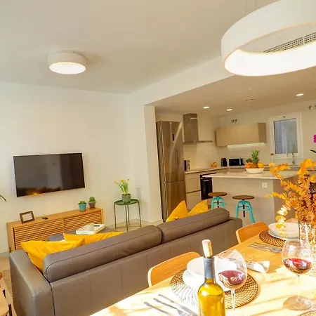 Lägenhet San Sebastian With Patio By Hello Homes *