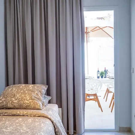San Sebastian With Patio By Hello Homes *