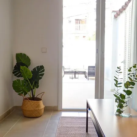 San Sebastian With Patio By Hello Homes *