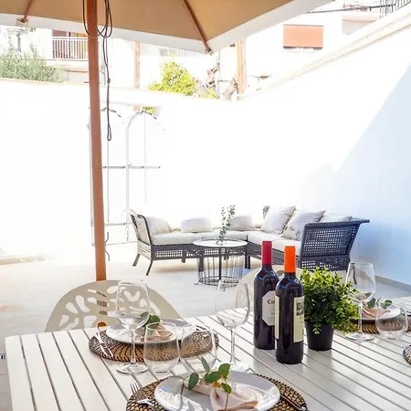 San Sebastian With Patio By Hello Homes *