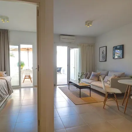 San Sebastian With Patio By Hello Homes *