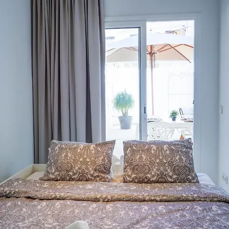 San Sebastian With Patio By Hello Homes Lägenhet